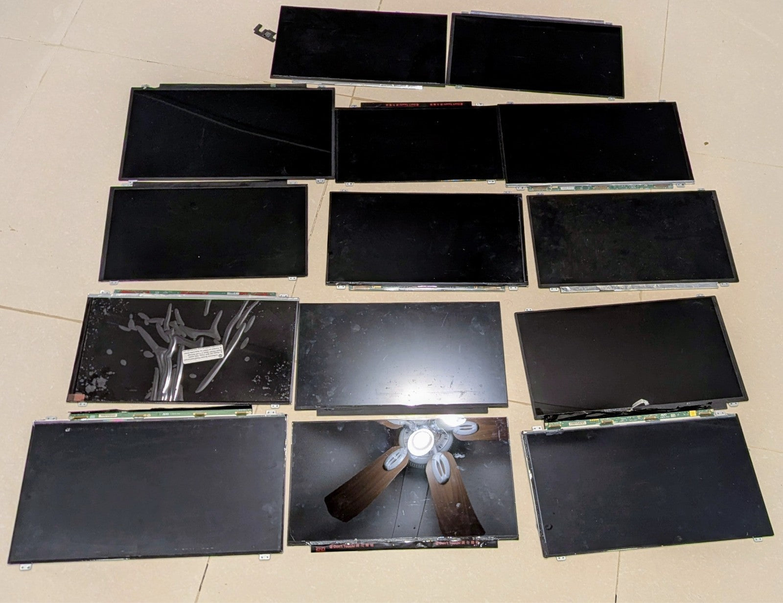 Lot of 14x laptop/tablet screens.